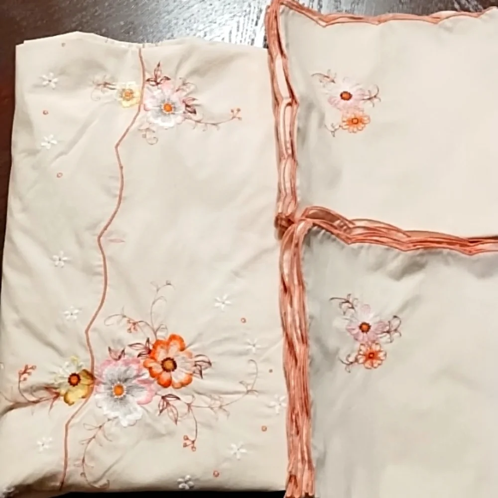 Vintage Beautiful  Tablecloths and 12 napkins.   Oval. SIZE …